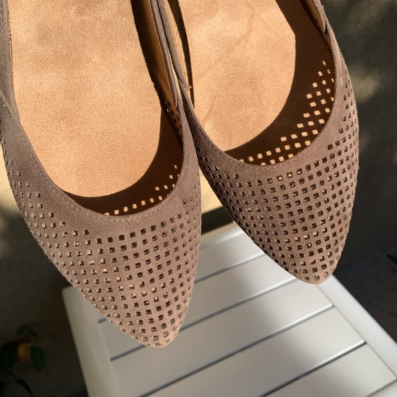 Vionic brown suede perforated pointy toe ballet flats size 7 - Picture 11 of 13